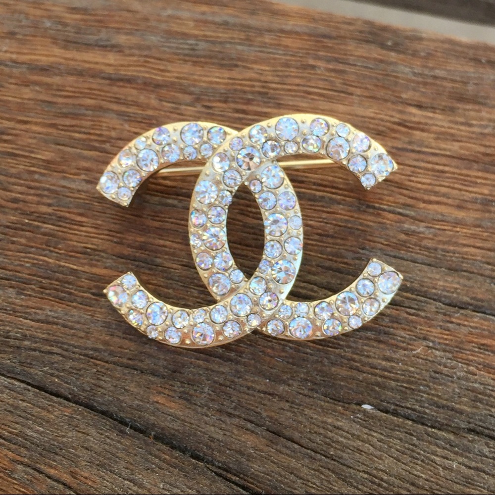 Small gold & crystal chanel cc brooch